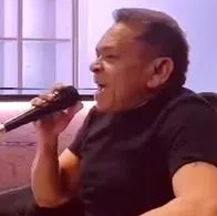 路易斯·迪亚斯的父亲马内·迪亚斯演唱米格尔·莫拉莱斯和奥马尔·盖莱斯的《vallenato》