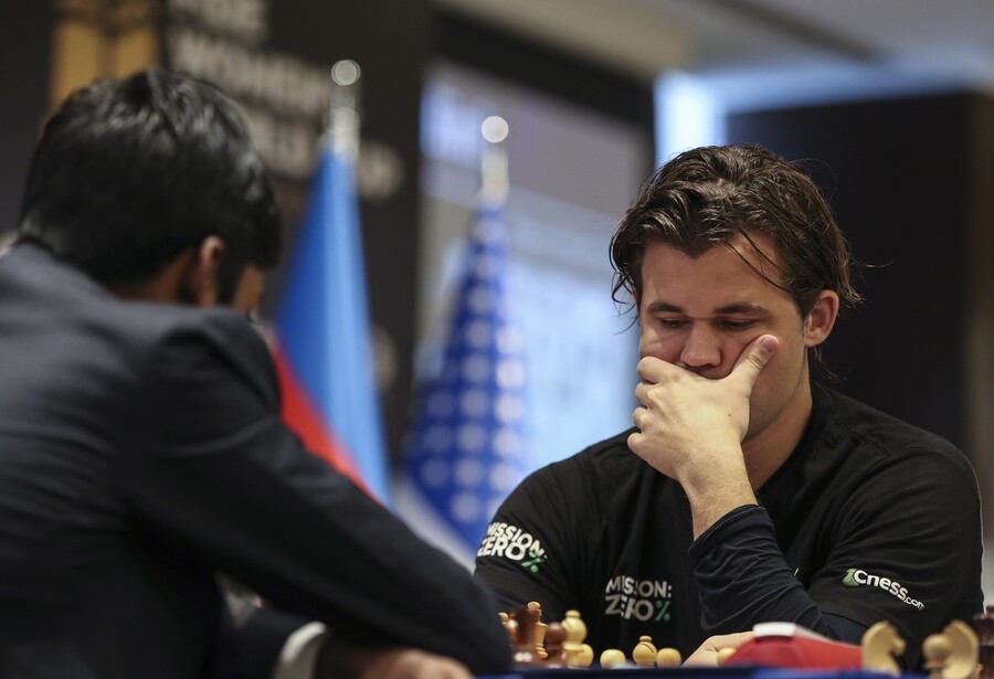 2023 年 8 月 23 日在阿塞拜疆巴库举行的国际象棋联合会 (FIDE) 国际象棋世界杯决赛中，马格努斯·卡尔森对阵印度选手拉梅什巴布·普拉格纳南达。 EPA 韩联社新闻