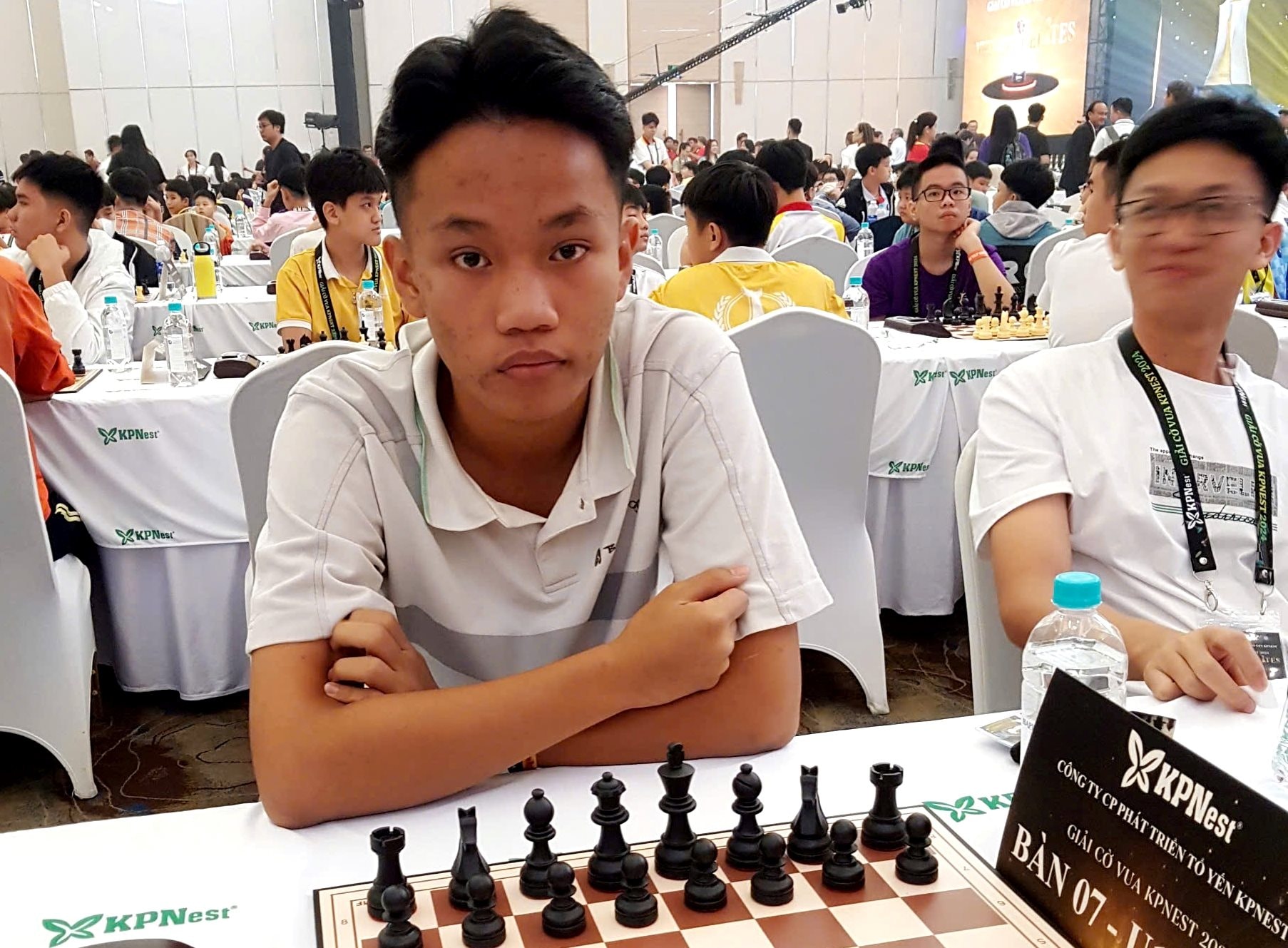 国际象棋棋手平顺 (Binh Thuan) 在越南国际象棋精英锦标赛中击败超级大师黎光廉 (Le Quang Liem)。